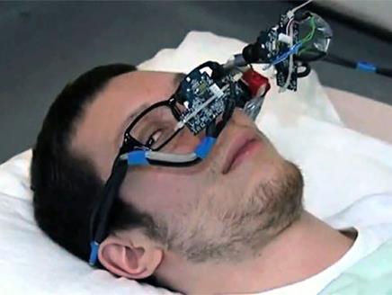 ابتكار نظارة تسمح للمعاقين بالتحكم في الكمبيوتر شاهد كيف
