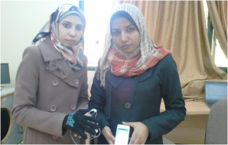 فتاتان من غزة تبتكران برنامج على الهاتف الخلوي يحول إشارة الصم والبكم لكلمات مسموعة