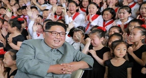 سر بكاء فتيات صغيرات في صورة برفقة زعيم كوريا الشمالية