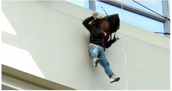 سقوط فتاة من الطابق الثامن أثناء تنظيف الشرفة استعدادًا للعيد